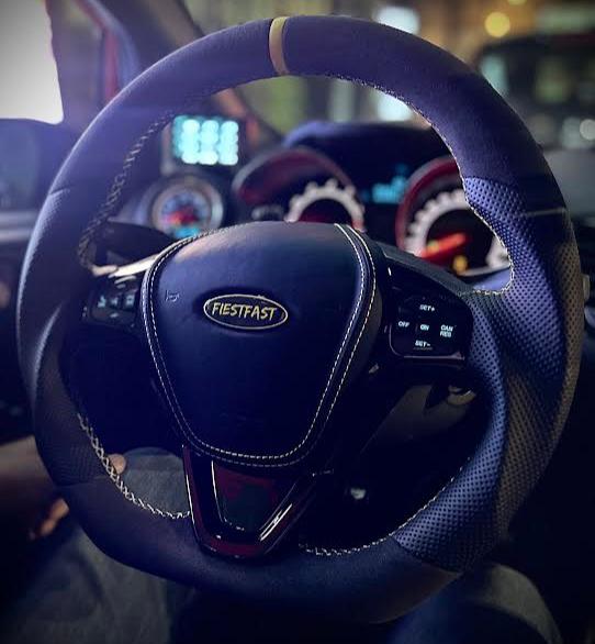 Personnalisation volant cuir alcantara pour FORD FIESTA MK7